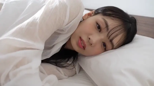 脸部特写 · 枕头 · 床上 · 凝视 · 清纯 · 侧卧 · 白色薄衫 · 艺术写真