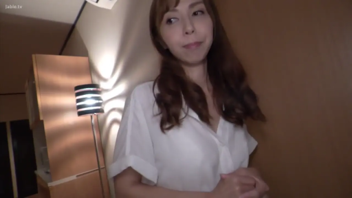 俯身 · 专注 · 白衬衫 · 侧脸 · 门口 · 偷窥 · 木门