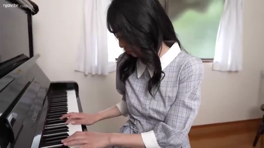室内 · 坐姿 · 专注 · 中景 · 钢琴 · 格子连衣裙 · 黑长直 · 弹钢琴