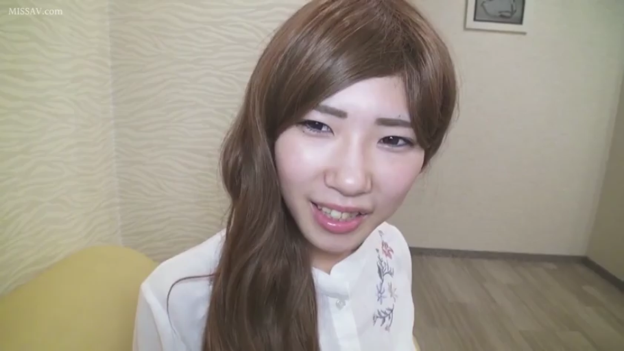 Indoor · Sitting Posture · Smile · 面部特写 · Eye contact · 长发 · 白色刺绣上衣