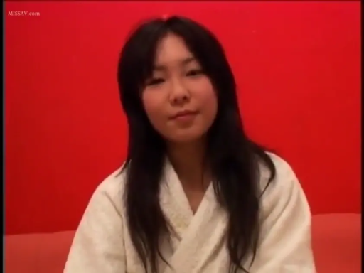 室內 · 坐姿 · 單人 · 臉部特寫 · 平靜 · 对话 · 浴袍