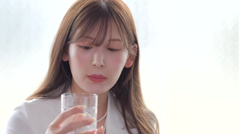 室内 · 坐姿 · 白大褂 · 脸部 · 沉稳 · 玻璃杯 · 珍珠项链 · 饮水