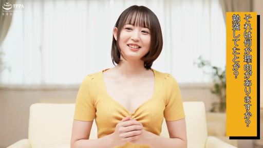 室内 · 坐姿 · 女性 · 中景 · 沙发 · 微笑 · 访谈 · 黄色紧身上衣