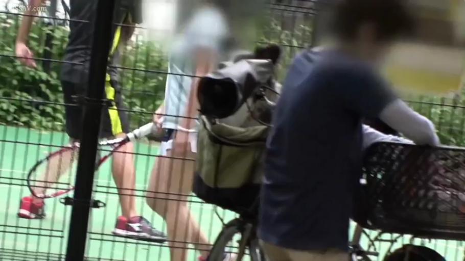 全身 · 站立 · ぼかし · 運動服 · テニスラケット · 街拍风格 · 网球场 · 打网球