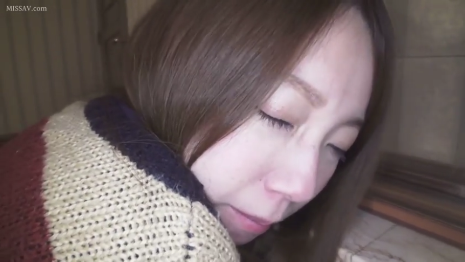 室内 · 性交 · 俯卧 · 面部特写 · 痛苦 · 长发 · 条纹毛衣