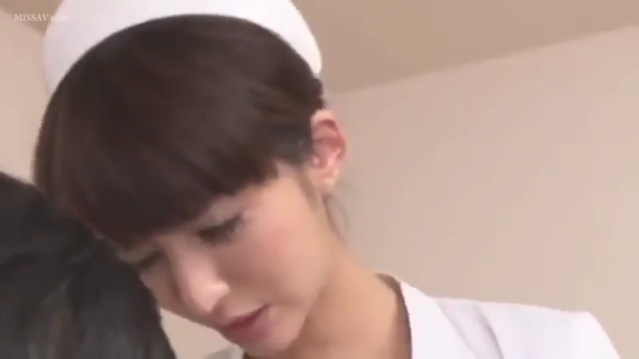 室内 · 俯身 · 护士服 · 专注 · 脸部特写 · 观察