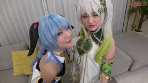 俯身 · 微笑 · 客厅 · 面部特写 · 双人 · 互动 · 假发 · Cosplay