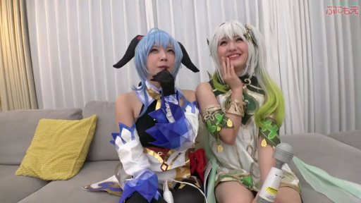 客厅 · 半身 · 振动棒 · 并排坐姿 · 欢笑 · Cosplay服 · 展示道具 · 二次元题材