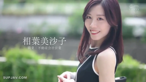 回眸 · 半身 · 户外 · 无袖上衣