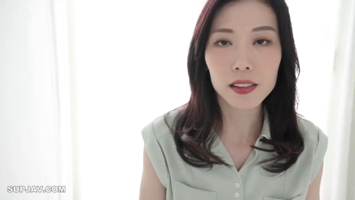 室内 · 面部 · 平静 · 注视镜头 · 正面 · 中长发 · 浅绿无袖衬衫