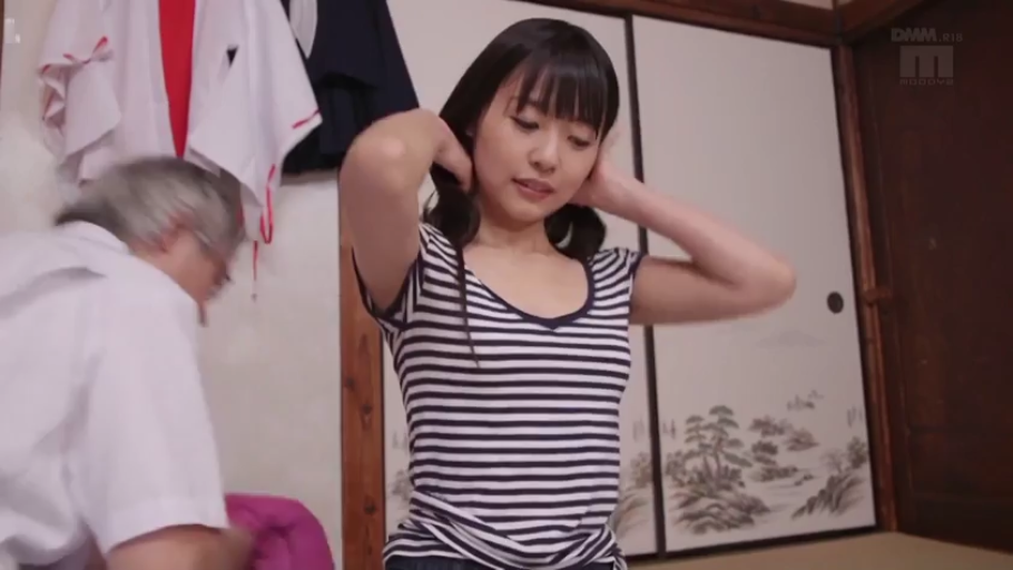 平静 · 半身 · 整理 · 日式房间 · 条纹T恤 · 双手理发 · 挂着的衣服