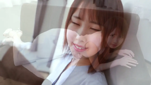 沙发 · 微笑 · 趴卧 · 室内沙发 · 休息 · 浅蓝色上衣 · 特效 · 脸部叠影特写