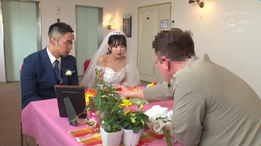 室内 · 座り姿勢 · 会話 · 集中 · 中景 · ウェディングドレス · 鲜花