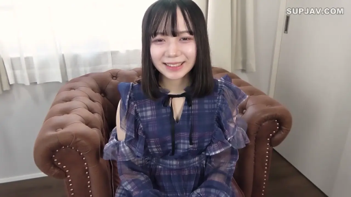 室内 · 坐姿 · 微笑 · 皮质沙发 · 近景 · 注视镜头 · 蓝色格子连衣裙