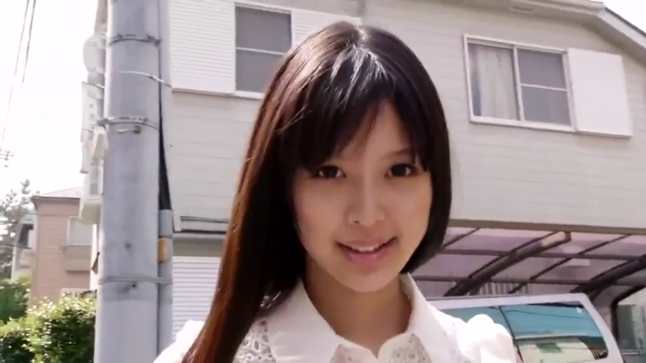 脸部特写 · 站立 · 微笑 · 白色蕾丝上衣 · 注视镜头 · 长发 · 户外住宅区