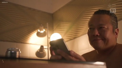 室内 · 坐姿 · 平静 · 裸体 · 昏暗灯光 · 易拉罐 · 上半身特写 · 使用手机