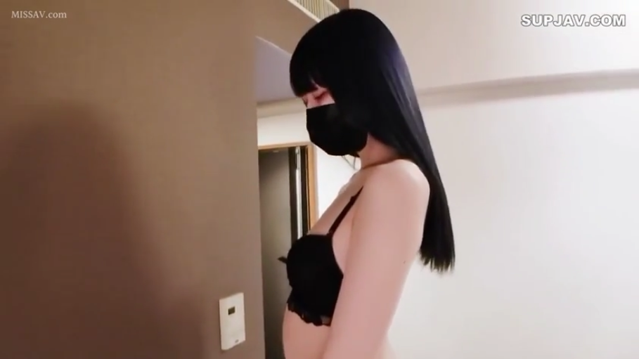 跪坐 · 教室 · 羞涩 · 中景 · 裸体 · 制服诱惑 · 课桌椅 · 揉胸