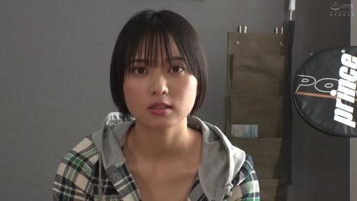 室內 · 面部特寫 · 呆滞 · 注視 · 短发 · 正面 · 格纹连帽衫