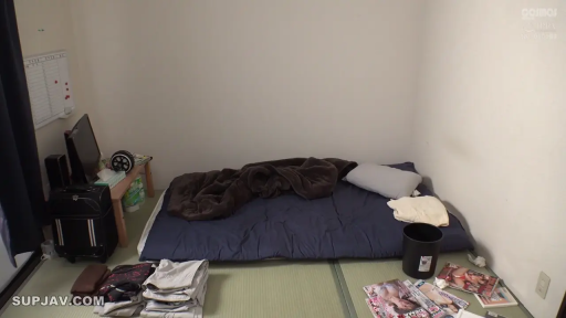 跪坐 · 榻榻米 · 自然 · 远景 · 整理 · 杂志 · 红色长袖 · 居家生活