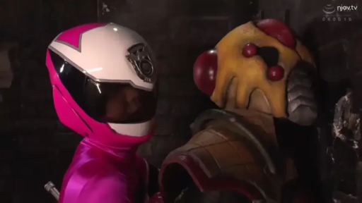 贴近 · 头盔 · 怪兽服 · 废墟 · 俘虏 · 面部对峙特写 · 表情被掩盖