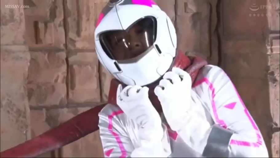 胸部以上特写 · 立ち姿勢 · 特摄Cosplay · 举手摆拍 · 面部隐藏 · 白色紧身战斗服 · 石墙室内 · 全封式头盔