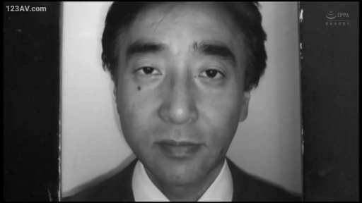 室内 · 严肃 · 脸部特写 · 注视 · 西装 · 正面 · 黑白