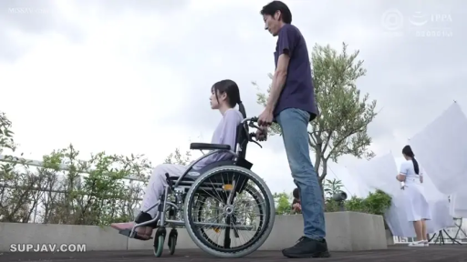 剧情 · 无表情 · 轮椅 · 中远景 · 坐轮椅 · 推行 · 病人服 · 医院天台