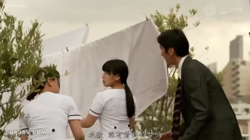 站立 · 中景 · 对话 · 剧情 · 制服 · 床单 · 疑惑 · 屋顶