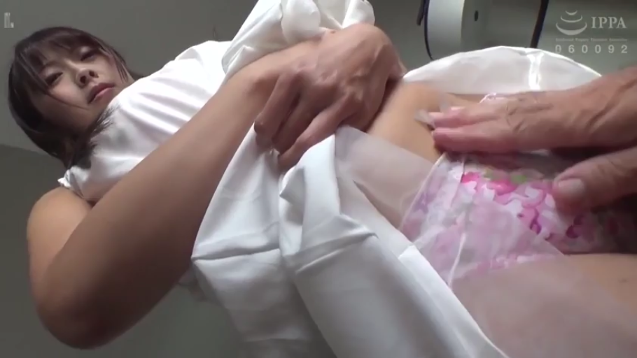 第一视角 · 仰卧开腿 · 白色衬衫 · 性交行为 · 客厅沙发 · 下体特写 · 迷离表情