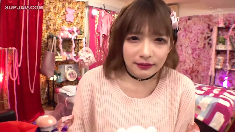 collar · Bedroom · Smile · 面部特写 · 注视镜头 · 粉色针织衫 · Japanese AV · Forward Sitting Posture