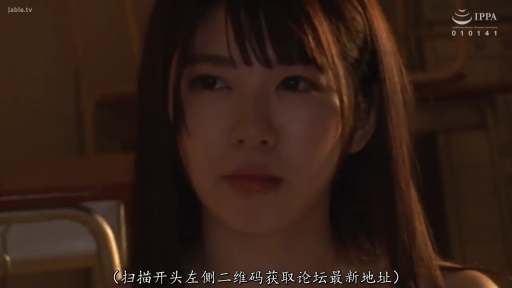 室内 · 坐姿 · 面部 · 平静 · 注视 · 齐刘海