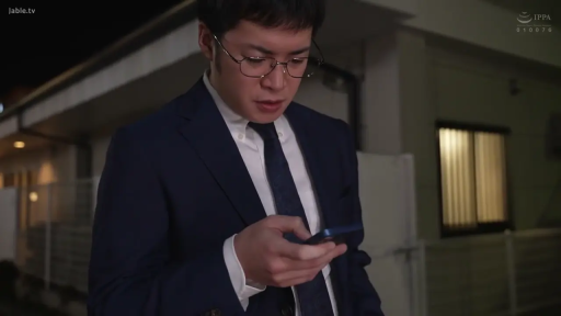 严肃 · 站立 · 看手机 · 上半身 · 西装 · 夜晚街头 · 智能手机 · 上班族