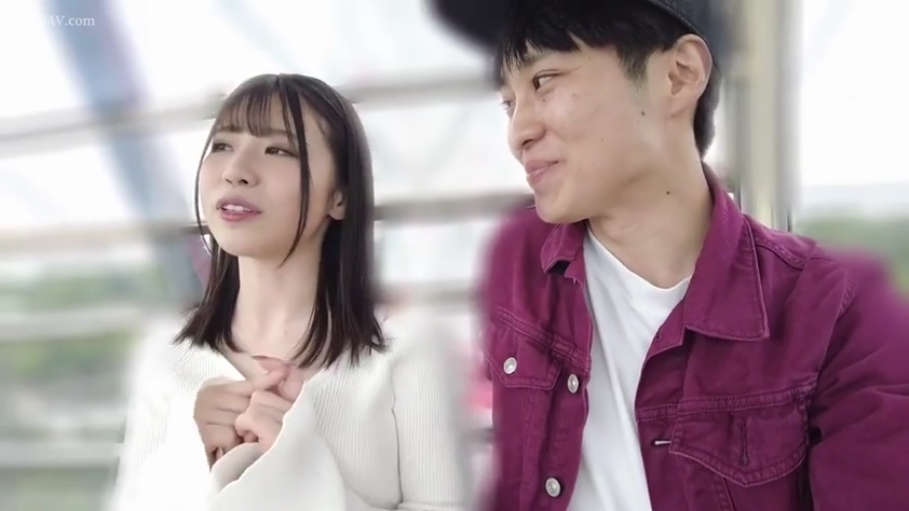 坐姿 · 卧室 · 中景 · 床 · 痛苦 · 昏暗 · 遮掩 · 吊带内衣
