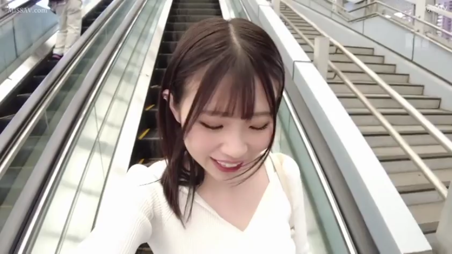 交谈 · 全身 · 客厅 · 职场女性 · 端坐 · 局促不安 · 灰色正装套裙 · 棕色皮包