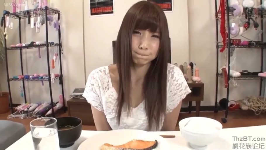 室内 · 坐姿 · 委屈 · 中景 · 面对镜头 · 白色蕾丝上衣 · 长发 · 情趣用品架