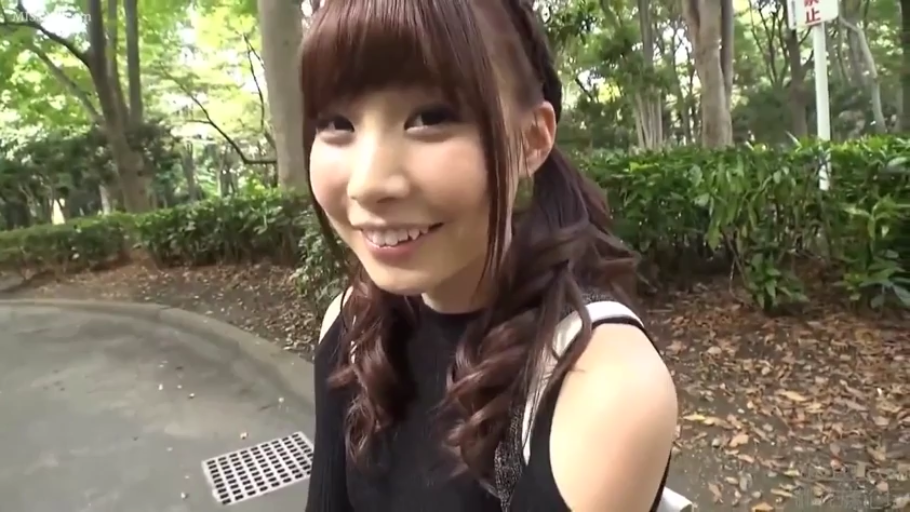 坐姿 · 脸部 · 凝视 · 笑容 · 公园 · 黑色无袖上衣