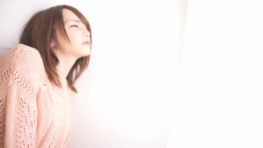 室内 · 头部特写 · 粉色针织衫 · 靠墙坐姿