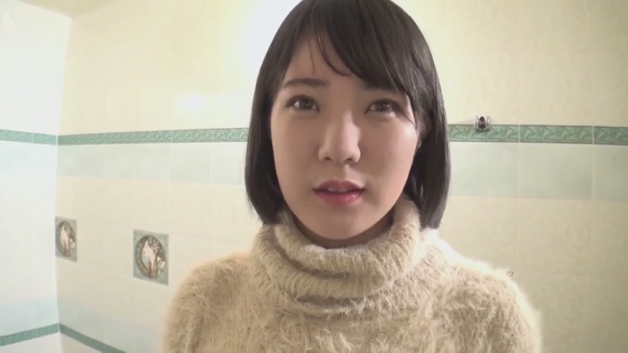 臉部特寫 · 浴室 · 站立 · 平靜 · 注視 · 高領毛衣 · 清纯