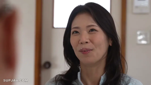 室内 · 微笑 · 顔のクローズアップ · 谈话 · 正面 · 水色のシャツ · 熟女スタイル