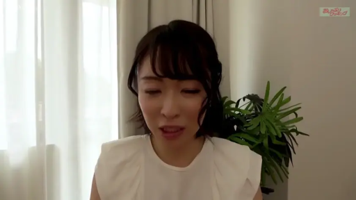 窗帘背景 · 单人 · 站立 · 盆栽 · 自然 · 面部特写 · 说话 · 白色无袖上衣