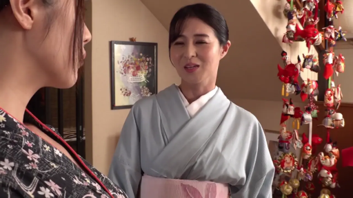 Indoor · Stand · Smile · 交流 · Mature woman · 和服 · 挂饰