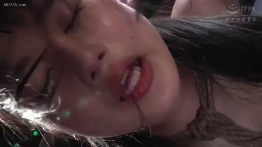 室内 · 脸部特写 · 迷离 · 裸体 · 绳索 · 躺卧 · 被束缚