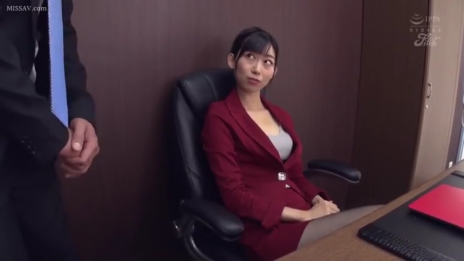 坐姿 · 办公室 · 办公椅 · 中景 · 平静 · 职业装 · 注视 · OL