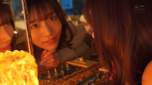 室内 · 脸部特写 · 俯卧 · 居家服