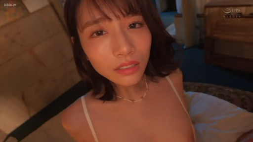 室内 · 俯身 · 脸部特写 · 迷离 · 注视 · 白色吊带