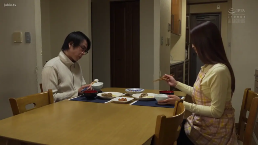 平静 · 餐厅 · 对坐 · 用餐 · 餐具 · 居家生活 · 针织衫与围裙