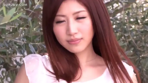 脸部 · 站立 · 面对镜头 · 白色背心 · 户外 · 长发 · 温和