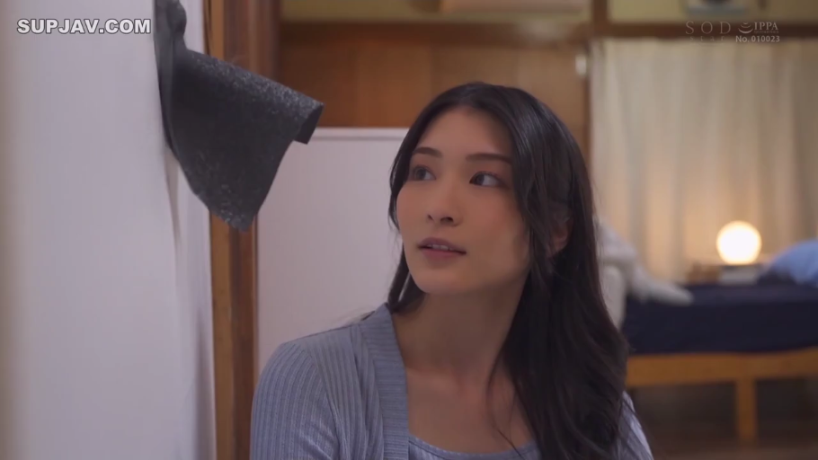 Indoor · 面部特写 · Plot · Gaze · 好奇 · 侧头 · 蓝色针织衫 · 墙洞