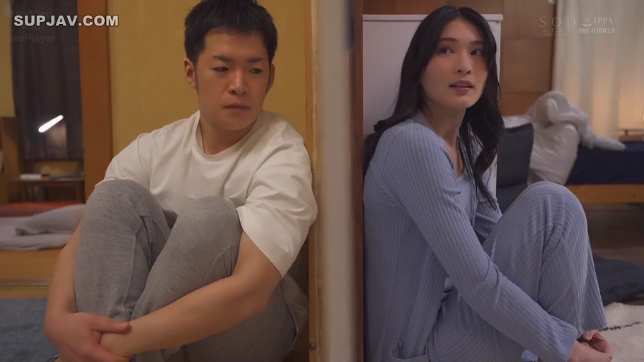 室内 · 沉思 · 忧郁 · 卧室 · 中景 · 家居服 · 寝具 · 屈膝坐