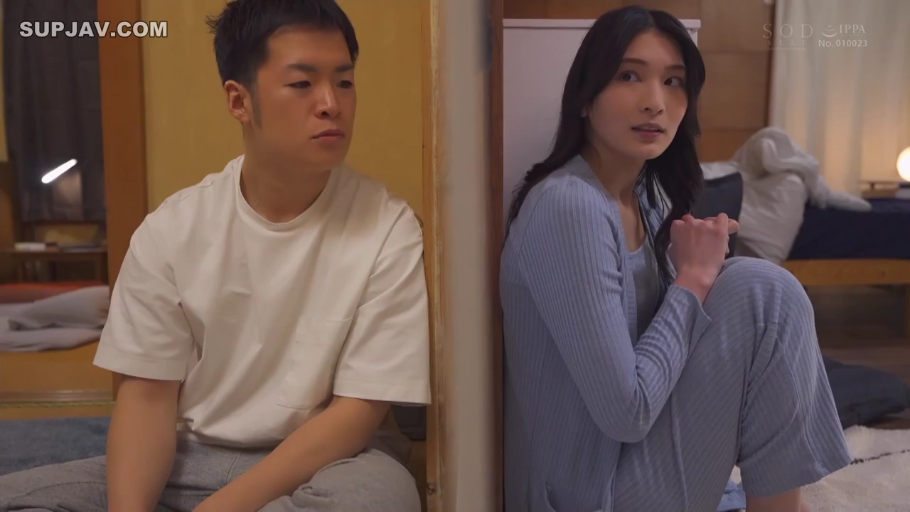 坐姿 · 和室 · 中景 · 静坐 · 剧情 · 居家服 · 隔板 · 犹豫